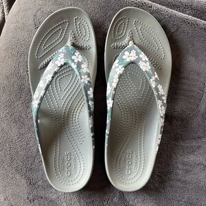 Crocs Women’s Gray Floral Flip Flops Size 9